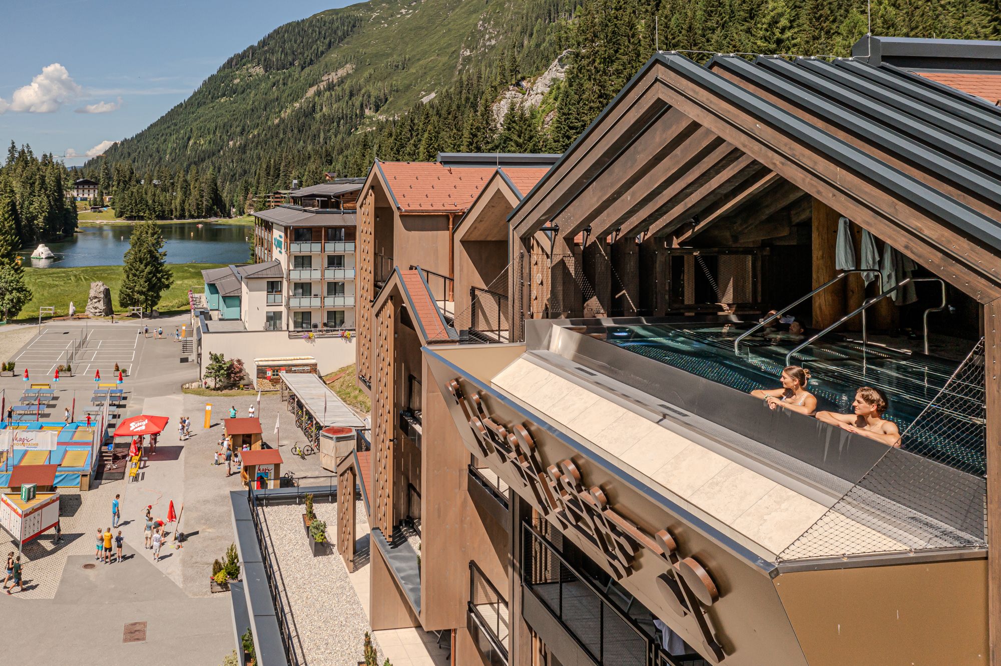 Infinity Pool Familienhotel Zauchenseehof Sommer