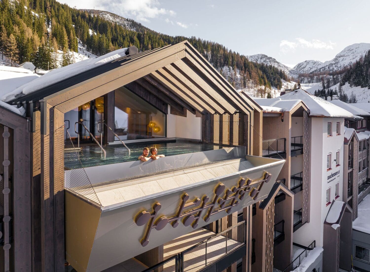 Infinity Pool Familienhotel Zauchenseehof Winter